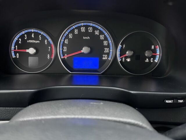 Черный Хендай Санта Фе, объемом двигателя 2.7 л и пробегом 213 тыс. км за 8200 $, фото 7 на Automoto.ua