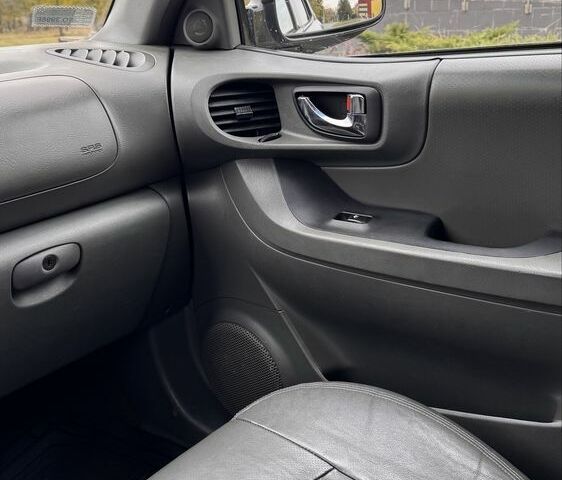 Черный Хендай Санта Фе, объемом двигателя 0 л и пробегом 300 тыс. км за 4077 $, фото 9 на Automoto.ua