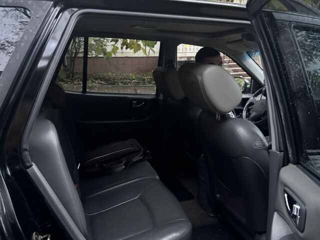 Черный Хендай Санта Фе, объемом двигателя 2 л и пробегом 323 тыс. км за 4268 $, фото 3 на Automoto.ua