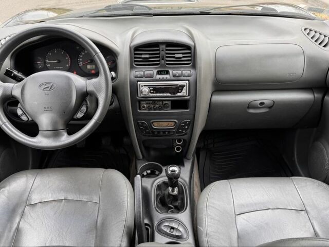 Черный Хендай Санта Фе, объемом двигателя 0 л и пробегом 300 тыс. км за 4077 $, фото 4 на Automoto.ua