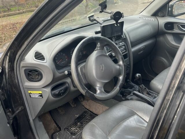 Черный Хендай Санта Фе, объемом двигателя 2.4 л и пробегом 240 тыс. км за 1900 $, фото 5 на Automoto.ua