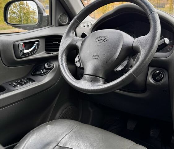 Черный Хендай Санта Фе, объемом двигателя 0 л и пробегом 300 тыс. км за 4077 $, фото 8 на Automoto.ua