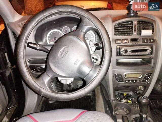 Черный Хендай Санта Фе, объемом двигателя 2 л и пробегом 194 тыс. км за 7500 $, фото 6 на Automoto.ua