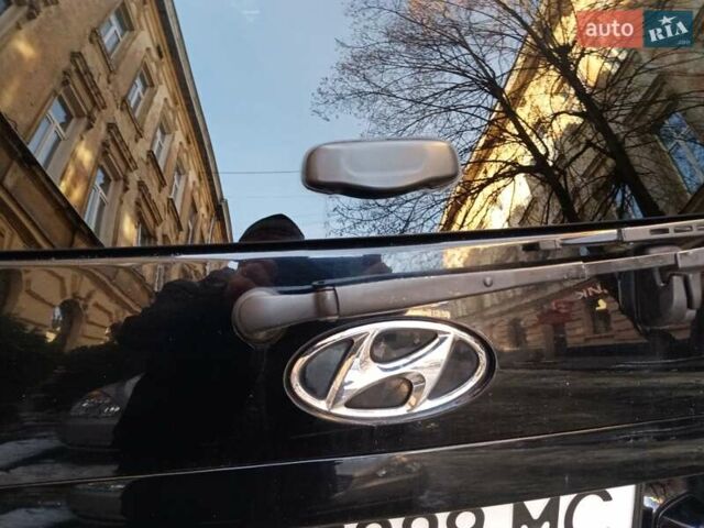 Черный Хендай Санта Фе, объемом двигателя 2 л и пробегом 194 тыс. км за 7500 $, фото 5 на Automoto.ua