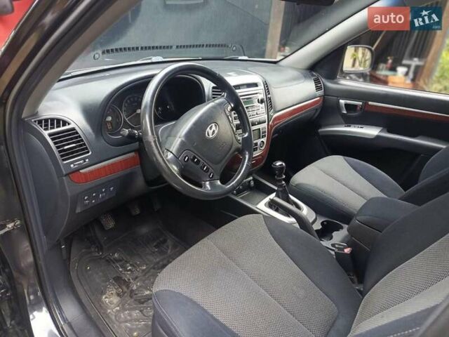 Черный Хендай Санта Фе, объемом двигателя 2.19 л и пробегом 285 тыс. км за 7499 $, фото 5 на Automoto.ua