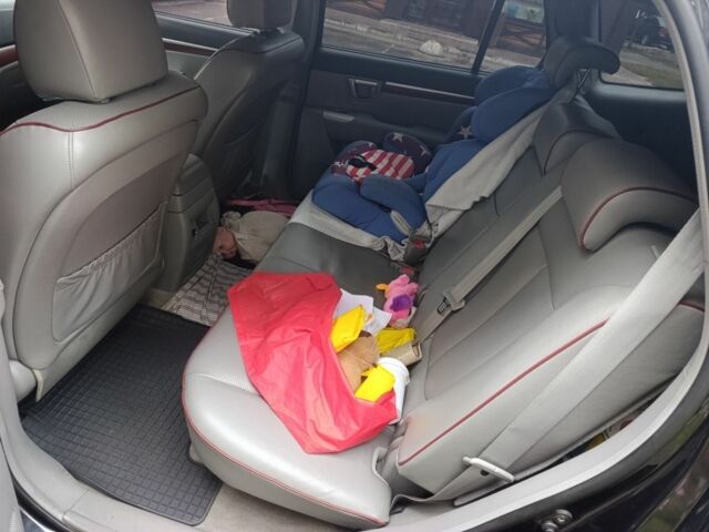 Черный Хендай Санта Фе, объемом двигателя 2.7 л и пробегом 295 тыс. км за 8700 $, фото 4 на Automoto.ua