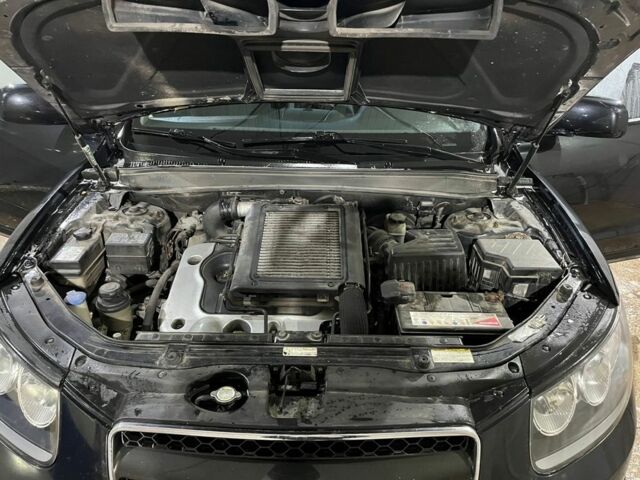 Черный Хендай Санта Фе, объемом двигателя 2.2 л и пробегом 307 тыс. км за 5900 $, фото 6 на Automoto.ua