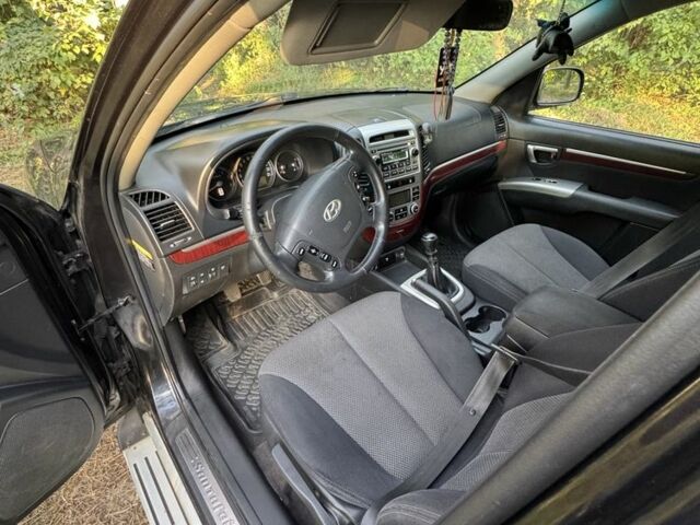 Черный Хендай Санта Фе, объемом двигателя 2.2 л и пробегом 306 тыс. км за 5826 $, фото 5 на Automoto.ua