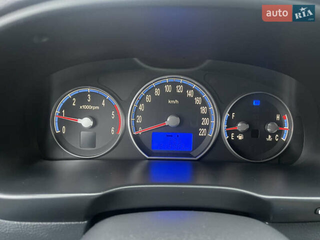 Черный Хендай Санта Фе, объемом двигателя 2.19 л и пробегом 214 тыс. км за 9700 $, фото 8 на Automoto.ua