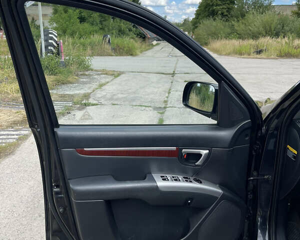 Черный Хендай Санта Фе, объемом двигателя 2.2 л и пробегом 363 тыс. км за 8500 $, фото 9 на Automoto.ua