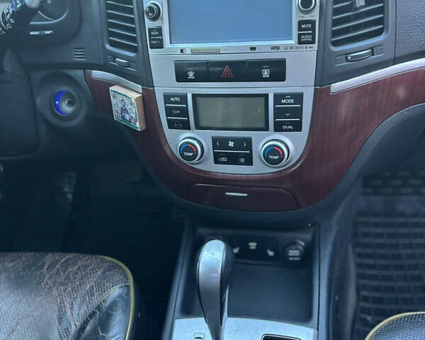 Черный Хендай Санта Фе, объемом двигателя 2.19 л и пробегом 215 тыс. км за 8500 $, фото 9 на Automoto.ua