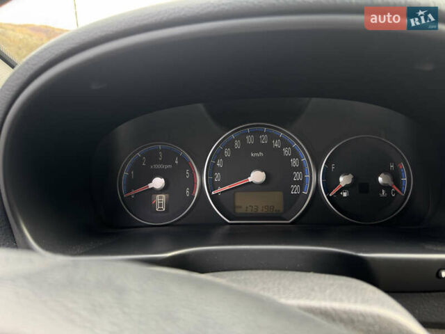 Черный Хендай Санта Фе, объемом двигателя 2.19 л и пробегом 174 тыс. км за 9500 $, фото 5 на Automoto.ua