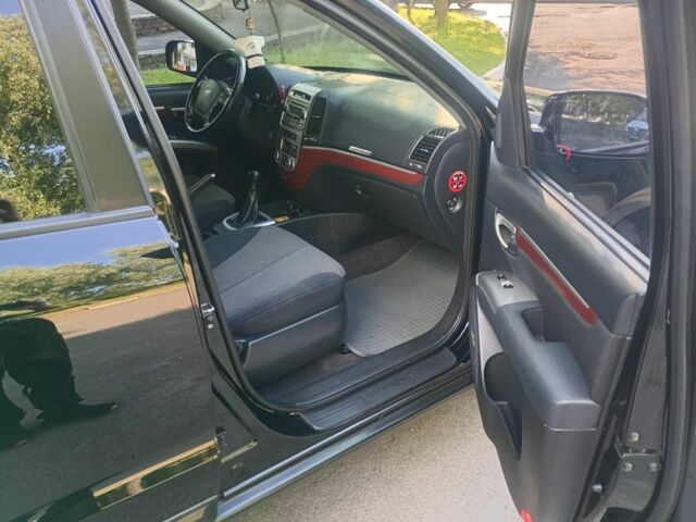 Черный Хендай Санта Фе, объемом двигателя 2.7 л и пробегом 250 тыс. км за 8500 $, фото 6 на Automoto.ua