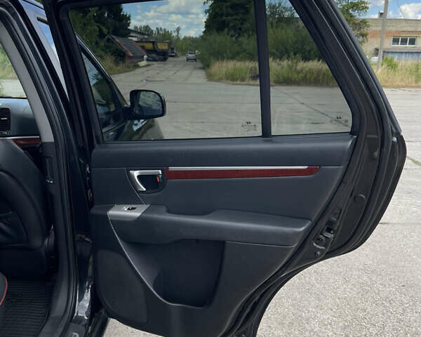 Черный Хендай Санта Фе, объемом двигателя 2.2 л и пробегом 363 тыс. км за 8500 $, фото 13 на Automoto.ua