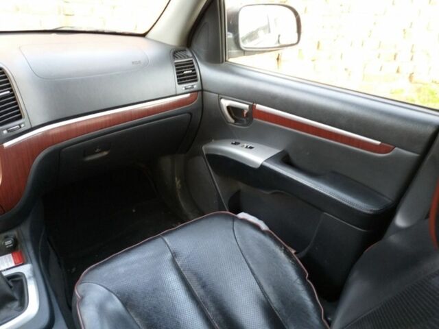 Черный Хендай Санта Фе, объемом двигателя 2 л и пробегом 226 тыс. км за 7900 $, фото 4 на Automoto.ua