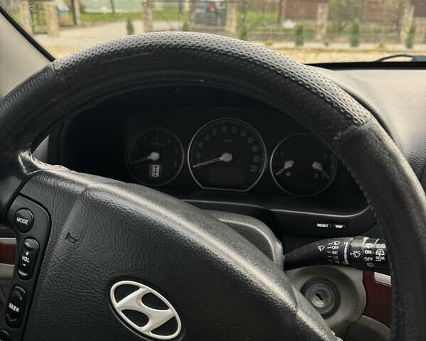 Черный Хендай Санта Фе, объемом двигателя 2.19 л и пробегом 174 тыс. км за 9500 $, фото 3 на Automoto.ua