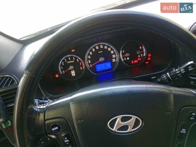 Черный Хендай Санта Фе, объемом двигателя 2.66 л и пробегом 250 тыс. км за 8800 $, фото 7 на Automoto.ua