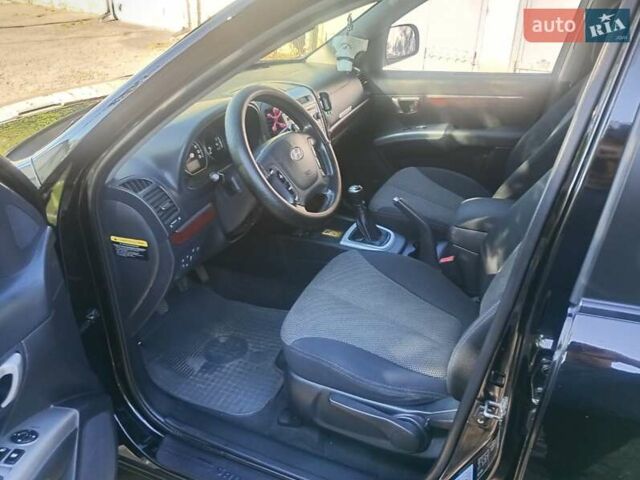 Черный Хендай Санта Фе, объемом двигателя 2.66 л и пробегом 250 тыс. км за 8800 $, фото 8 на Automoto.ua