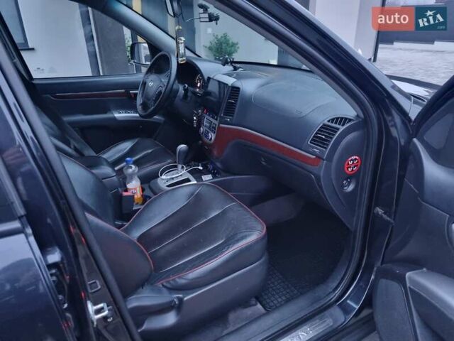 Черный Хендай Санта Фе, объемом двигателя 2.19 л и пробегом 310 тыс. км за 10200 $, фото 12 на Automoto.ua