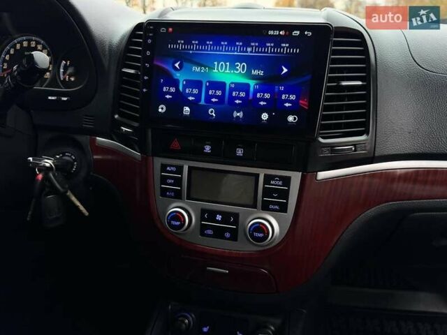 Черный Хендай Санта Фе, объемом двигателя 2.2 л и пробегом 248 тыс. км за 9900 $, фото 13 на Automoto.ua