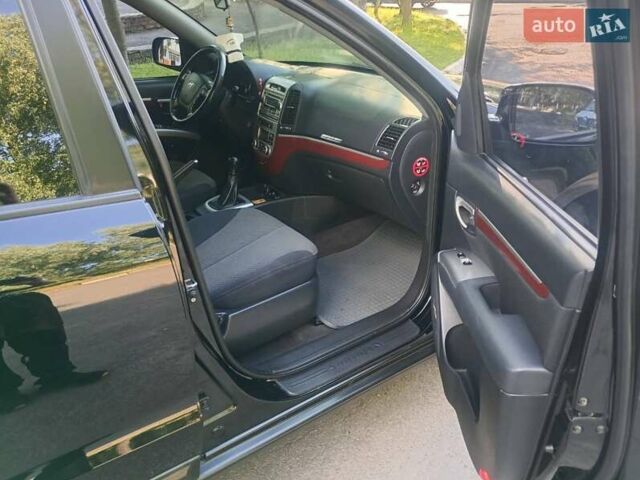 Черный Хендай Санта Фе, объемом двигателя 2.66 л и пробегом 250 тыс. км за 8800 $, фото 6 на Automoto.ua