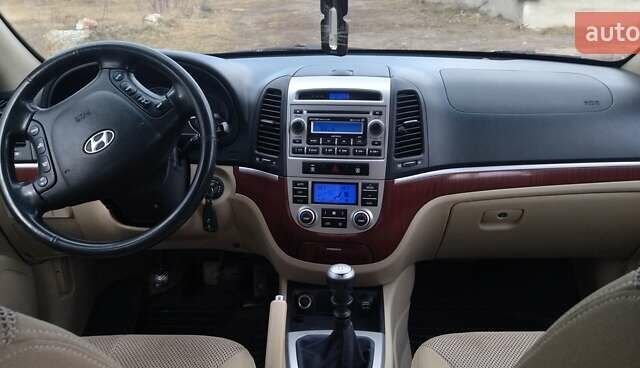 Черный Хендай Санта Фе, объемом двигателя 2.19 л и пробегом 240 тыс. км за 8300 $, фото 6 на Automoto.ua