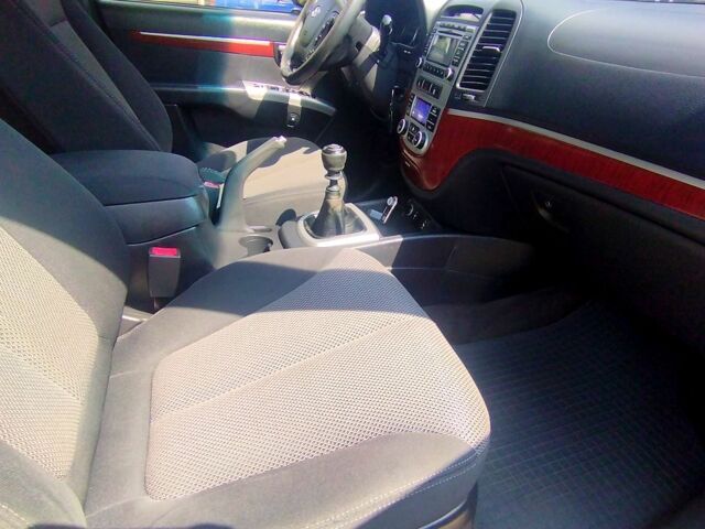 Черный Хендай Санта Фе, объемом двигателя 2.7 л и пробегом 300 тыс. км за 10200 $, фото 9 на Automoto.ua