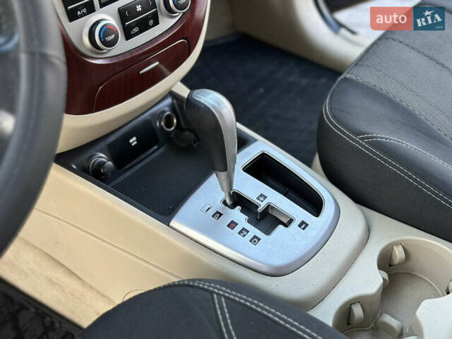 Чорний Хендай Санта Фе, об'ємом двигуна 2.7 л та пробігом 197 тис. км за 10000 $, фото 22 на Automoto.ua