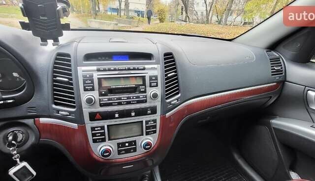 Черный Хендай Санта Фе, объемом двигателя 2.7 л и пробегом 182 тыс. км за 10000 $, фото 11 на Automoto.ua