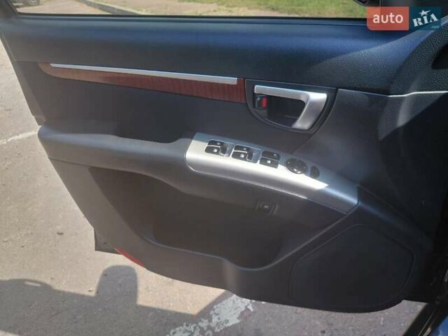 Черный Хендай Санта Фе, объемом двигателя 2.68 л и пробегом 300 тыс. км за 10200 $, фото 3 на Automoto.ua