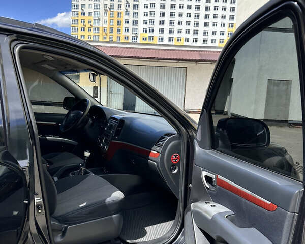 Черный Хендай Санта Фе, объемом двигателя 2.66 л и пробегом 241 тыс. км за 9700 $, фото 17 на Automoto.ua