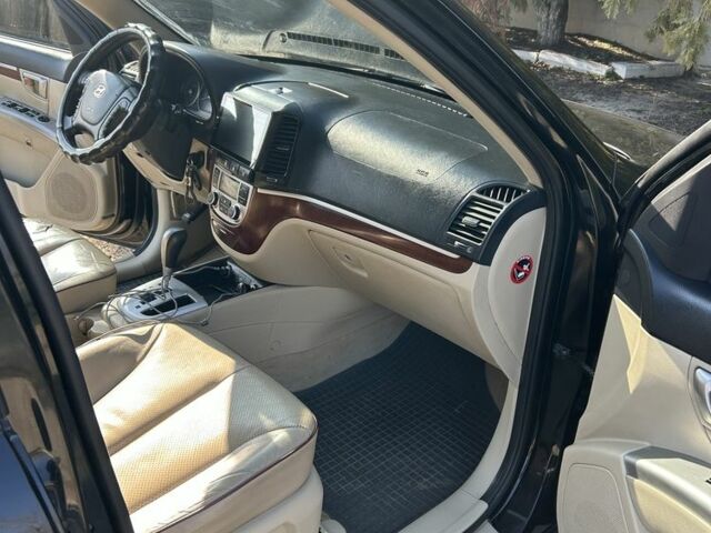 Черный Хендай Санта Фе, объемом двигателя 2.7 л и пробегом 320 тыс. км за 8500 $, фото 5 на Automoto.ua