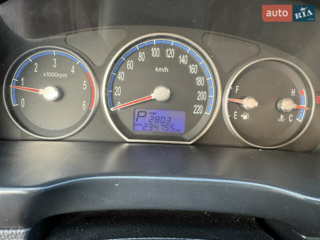 Черный Хендай Санта Фе, объемом двигателя 2.19 л и пробегом 234 тыс. км за 11000 $, фото 7 на Automoto.ua