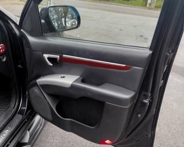 Черный Хендай Санта Фе, объемом двигателя 2.19 л и пробегом 220 тыс. км за 12000 $, фото 16 на Automoto.ua