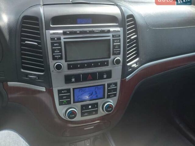 Черный Хендай Санта Фе, объемом двигателя 2.68 л и пробегом 300 тыс. км за 10200 $, фото 10 на Automoto.ua