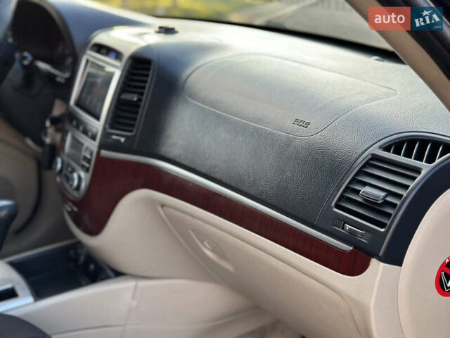 Чорний Хендай Санта Фе, об'ємом двигуна 2.7 л та пробігом 197 тис. км за 10000 $, фото 14 на Automoto.ua