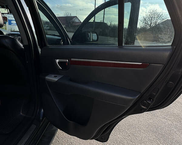 Черный Хендай Санта Фе, объемом двигателя 2.19 л и пробегом 234 тыс. км за 11000 $, фото 17 на Automoto.ua