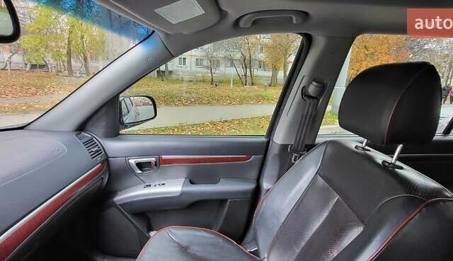 Черный Хендай Санта Фе, объемом двигателя 2.7 л и пробегом 182 тыс. км за 10000 $, фото 12 на Automoto.ua