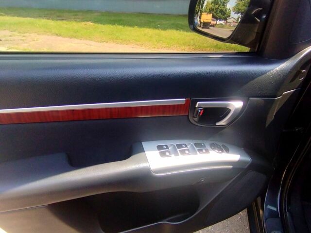 Черный Хендай Санта Фе, объемом двигателя 2.7 л и пробегом 300 тыс. км за 10200 $, фото 6 на Automoto.ua