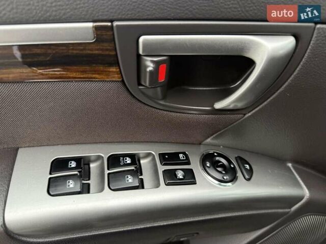 Черный Хендай Санта Фе, объемом двигателя 2.2 л и пробегом 170 тыс. км за 14200 $, фото 25 на Automoto.ua