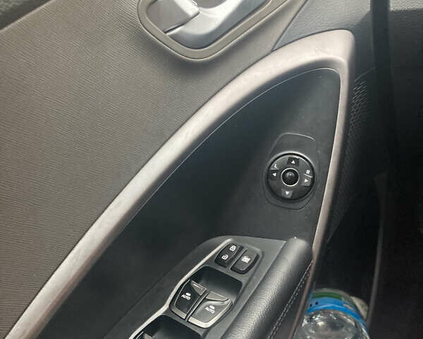 Черный Хендай Санта Фе, объемом двигателя 2.36 л и пробегом 178 тыс. км за 14200 $, фото 15 на Automoto.ua