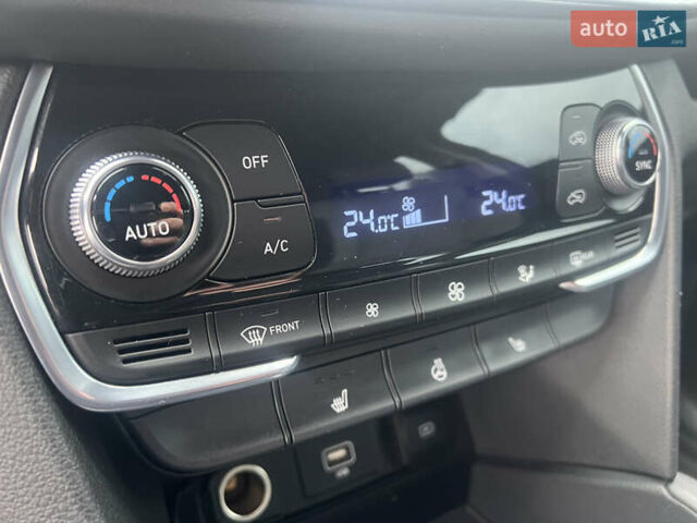 Черный Хендай Санта Фе, объемом двигателя 2.5 л и пробегом 15 тыс. км за 29000 $, фото 29 на Automoto.ua