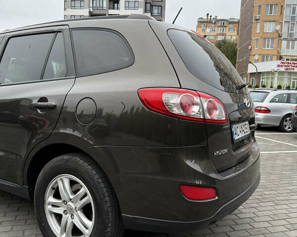 Коричневый Хендай Санта Фе, объемом двигателя 2.36 л и пробегом 278 тыс. км за 10800 $, фото 4 на Automoto.ua