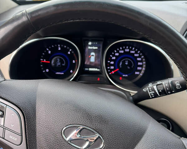 Коричневый Хендай Санта Фе, объемом двигателя 2.2 л и пробегом 255 тыс. км за 18500 $, фото 9 на Automoto.ua