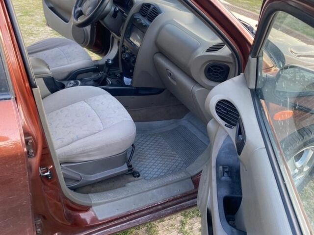 Красный Хендай Санта Фе, объемом двигателя 2 л и пробегом 320 тыс. км за 2300 $, фото 6 на Automoto.ua