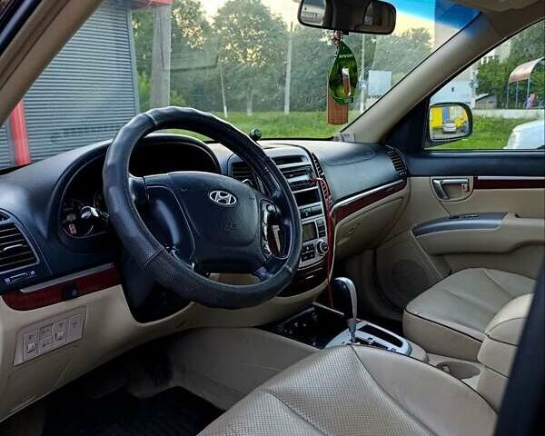 Красный Хендай Санта Фе, объемом двигателя 2.66 л и пробегом 312 тыс. км за 10000 $, фото 4 на Automoto.ua