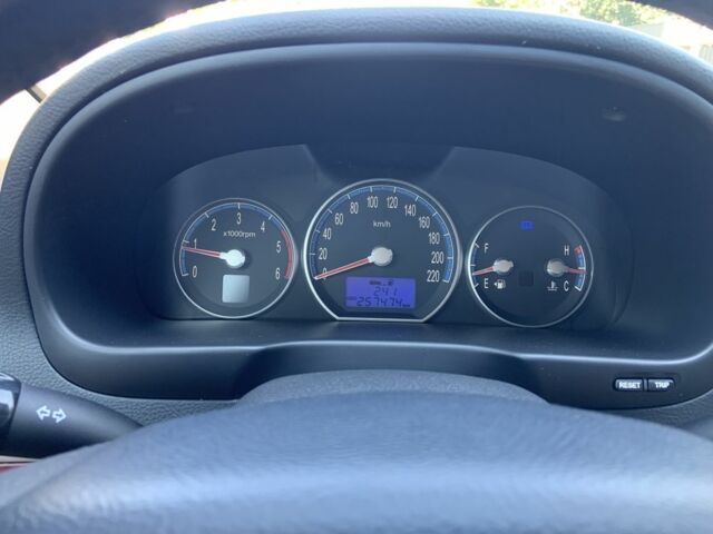 Красный Хендай Санта Фе, объемом двигателя 2.2 л и пробегом 257 тыс. км за 10000 $, фото 3 на Automoto.ua