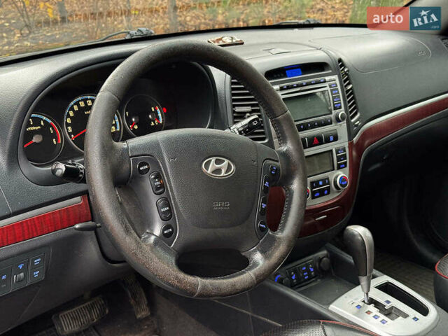 Красный Хендай Санта Фе, объемом двигателя 2.2 л и пробегом 331 тыс. км за 10490 $, фото 15 на Automoto.ua