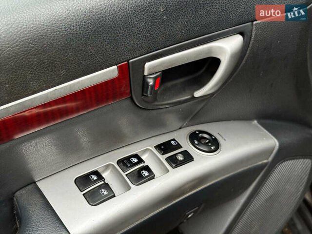 Красный Хендай Санта Фе, объемом двигателя 2.2 л и пробегом 331 тыс. км за 10490 $, фото 16 на Automoto.ua