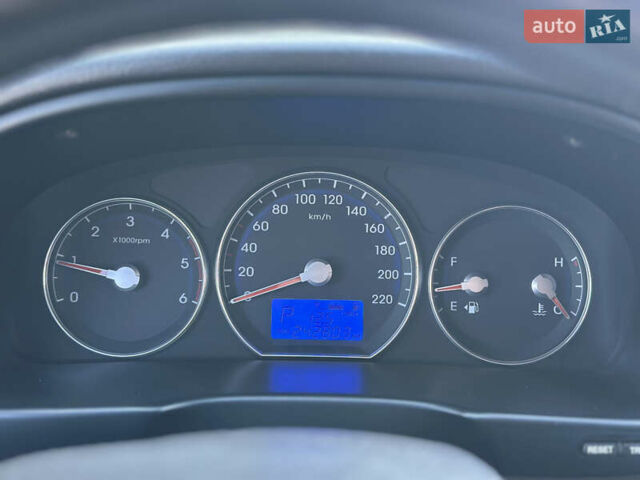 Красный Хендай Санта Фе, объемом двигателя 2.2 л и пробегом 242 тыс. км за 12999 $, фото 12 на Automoto.ua